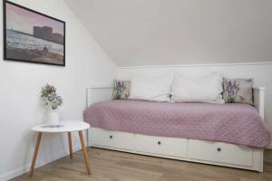 een kleine slaapkamer met een bed en een tafel bij Ledinić room in Mokošica