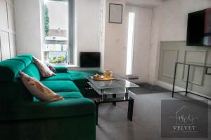 Un televizor și/sau centru de divertisment la Spacious 1-Bedroom Home with free private parking