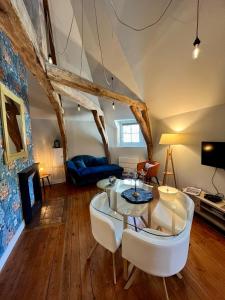 Televisyen dan/atau pusat hiburan di Le Gatsby - Duplex art déco au coeur de Blois