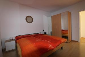 Postel nebo postele na pokoji v ubytování Ferienwohnung mit Aussicht und Pool