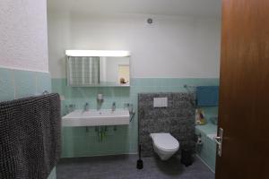 Koupelna v ubytování Ferienwohnung mit Aussicht und Pool