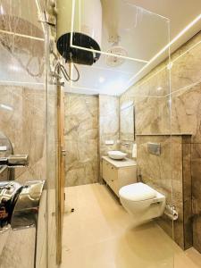 un bagno con wc, lavandino e doccia di Lime Tree 1BHK Service Apartment Near Fortis Hospital Gurgaon a Gurgaon Altre 37 foto