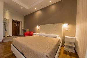 Postel nebo postele na pokoji v ubytování Borghese Executive Suite