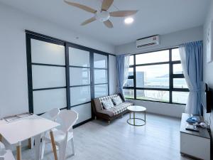 コタキナバルにある适合全家入住 Jesselton Quay高楼层日落景公寓 近Suria & Gaya街 Perfect for Families High-Floor Sunset Condo at Jesselton Quay Near Suria and Gaya Streetのギャラリーの写真