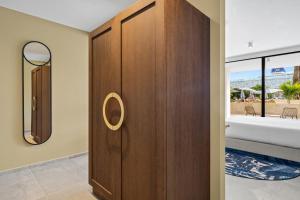The Rif At Mangrove Beach Corendon Curacao All-Inclusive, Curio by Hilton tesisinde bir banyo