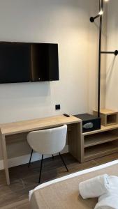 TV a/nebo společenská místnost v ubytování Hotel MLC San Sebastian