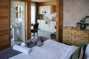 Les FourgsBoutique Hôtel - Notre Chalet的一间卧室，床上有一张带毛巾的床