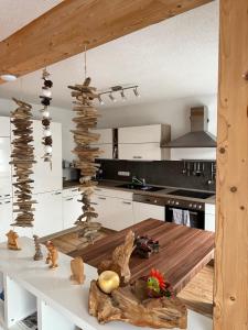 cocina con mesa de madera en Ferienwohnung in Thale, en Thale 15 fotos más