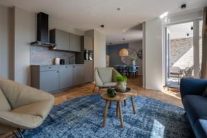 ein Wohnzimmer mit Sofa und Tisch in der Unterkunft Residence Noordstaete vakantieappartement Lepelaar in Burgh Haamstede