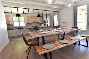 Kuchyň nebo kuchyňský kout v ubytování Superbe villa entièrement rénovée avec piscine à proximité de la plage