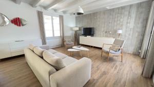 TV a/nebo společenská místnost v ubytování Superbe villa entièrement rénovée avec piscine à proximité de la plage