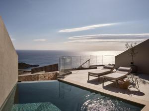 Bazén v ubytování Yoma Cove Suites nebo v jeho okolí