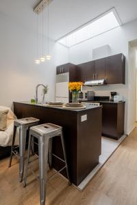 Η κουζίνα ή μικρή κουζίνα στο Cute Studio on Bishop - Hot Spot Dtown MTL