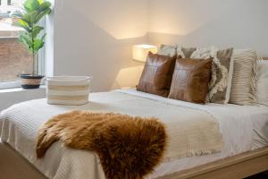 Ένα ή περισσότερα κρεβάτια σε δωμάτιο στο Cute Studio on Bishop - Hot Spot Dtown MTL