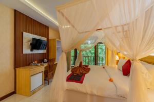 una camera con letto e zanzariera di Desak Putu Putra Hidden ad Ubud