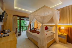 una camera con letto a baldacchino di Desak Putu Putra Hidden ad Ubud Altre 37 foto