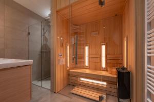 ein Badezimmer mit Dusche und Glastür in der Unterkunft Residence Noordstaete - Vakantieappartement Lepelaar de Luxe in Burgh Haamstede + 28 Fotos