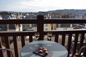 Le Trophée Boutique Hôtel Spa- La Loggia Appart'hôtel的阳台或露台