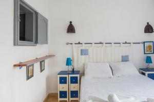 una camera con un letto e due comodini blu di Nueva Playa a Denia Altre 20 foto