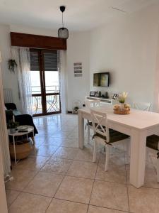 A kitchen or kitchenette at Little house Lezzeno Még 30 kép