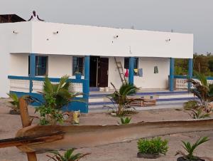 SanyangBaafeh的白色的蓝色房子,有白色的屋顶