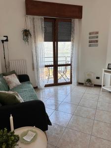 A seating area at Little house Lezzeno