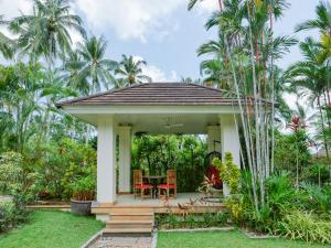 un gazebo con tavolo e sedie in giardino di Tropical Garden 3br Villa Sansuk Private Pool a Ban Mae Nam