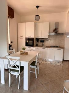 A kitchen or kitchenette at Little house Lezzeno