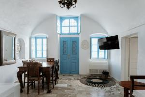 TV a/nebo společenská místnost v ubytování Simantiri Private Villa