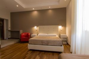 Postel nebo postele na pokoji v ubytování Borghese Executive Suite