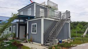 Una casa con una escalera al costado. en Laman Abah Staycation, en Jenjarum 14 fotos más