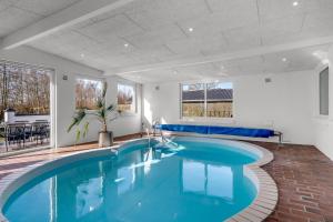 Bazén v ubytování Holiday Home With Pool And Spa Close To The Limfjord, nebo v jeho okolí