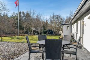 Zahrada ubytování Holiday Home With Pool And Spa Close To The Limfjord,