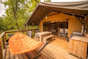 Ban công/sân hiên tại Lodge Holidays - Glamping San Marino