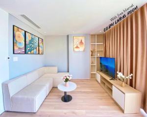 TV a/nebo společenská místnost v ubytování Apartment in resort 5 star Hội An Beach Việt Nam