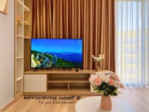 TV a/nebo společenská místnost v ubytování Apartment in resort 5 star Hội An Beach Việt Nam