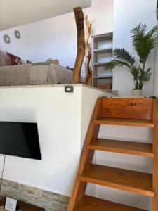 a living room with a tv and a couch at Little Paradise in El Médano in Granadilla de Abona