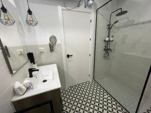 A bathroom at Torre de Ambroz