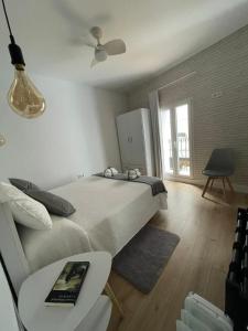 A bed or beds in a room at Torre de Ambroz