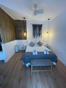 A bed or beds in a room at Torre de Ambroz