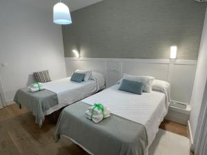 A bed or beds in a room at Torre de Ambroz