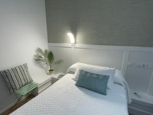 A bed or beds in a room at Torre de Ambroz
