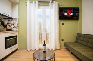 TV a/nebo společenská místnost v ubytování Skynest corfu airport studios