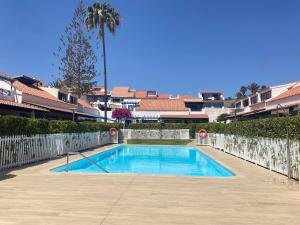 a swimming pool in the middle of a yard at Relax Los veleros in Pasito Blanco