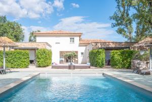 eine Villa mit Swimmingpool und ein Haus in der Unterkunft 83zenvilla-2 in Montauroux