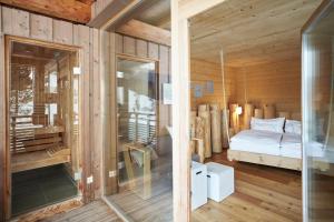 Łóżko lub łóżka w pokoju w obiekcie Holzhotel Forsthofalm
