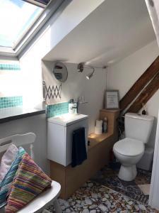 Bramble cottage في Saint-Didier-en-Donjon: حمام مع مرحاض ومغسلة +24 صورة