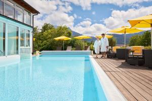 Der Swimmingpool an oder in der Nähe von Hotel Sommer-Haus am See