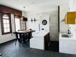 Bello & Reborati في مونتيفيديو: مطبخ مع طاولة ومغسلة +57 صورة