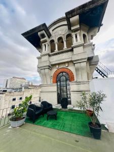 Bello & Reborati في مونتيفيديو: مبنى أمامه حديقة خضراء